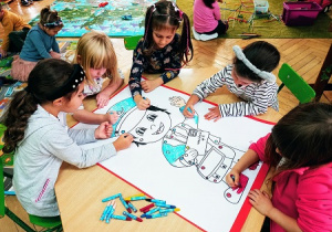 Dzieci uzupełniają kolorowankę "Listonosz" według kodu